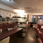 ワインカフェ新宿 - 新宿で自転車仲間の飲み会=3=3=3
お店はビルの5Fにあって、カウンターとテーブル席。貸切なのでテーブルを繋げてくれたり、座席移動も自由なので、皆で盛り上がりやすくなってた(^^♪
楽しい夜でした！