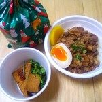 麺線屋formosa - 外帯(ワイタイ)=持ち帰りのルーロウ飯&厚揚げ＋クリスマスプレゼント♪