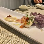 イタリア料理 トラットリア ノーチェ - こんがり焼いた帆立貝とカリフラワーのクレーマ パルマ産生ハム添え