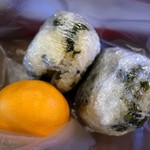 灯 - おにぎり、みかん付き