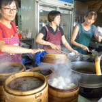 老邵小籠包 - 並ぶ蒸篭から勢いよく湯気が。