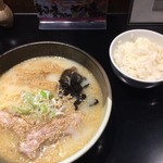 らーめん ふくのや - しおらーめん、770円。麦飯、150円。