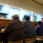 中華蕎麦 みうら - 数人でいっぱいのカウンター席のみ。