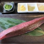 Totoya Shimbee - 《鰹のレアステーキ定食》
                        もちろん焼く前です
                            税込1,490円