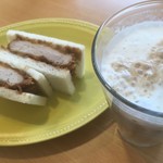 Cafe茶珈 - サンド、ケーキ類を一緒に頼むと100円引き(デカい、気持ちが)