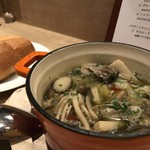 岡山県産 真牡蠣の熱々アヒージョ　880円、バゲット 1ケ 100円。