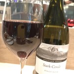 ビストロ ヴァン マルシェ - 赤ワイン　ポストカード・エルギン ピノ・ノワール 2015（南アフリカ・ウエスタン・ケープ）900円。