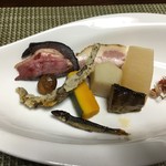 かたつむり - 口取りはいつも通りに、アジメドジョウ、稚鮎、膵臓のスモーク、熊出汁大根など