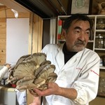 かたつむり - 採ってきたばかりの巨大なヒラタケを持つ清水仙人