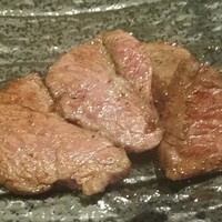 神戸牛 ステーキ仙 - 赤身と霜降りを焼いた