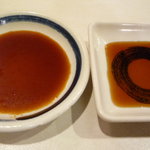 焼肉・もつ鍋 いちや - 左の丸皿がタレ焼用のタレ、右の角皿が塩焼用のポン酢