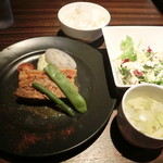 ワインカフェ - お肉のプレートランチ900円