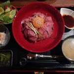 いざかや末 - ローストビーフ丼（880円）