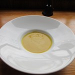 フィリペペ - 先ずはパスタセットのスープが運ばれて来ました。
            
            この日のスープは温かく甘みのあるカボチャのポタージュでした。
            
