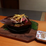 日本料理 幸庵 - 豊後牛ともさんかくの朴葉柚子味噌焼き 黄ニラ添え