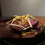 日本料理 幸庵 - 豊後牛ともさんかくの朴葉柚子味噌焼き 黄ニラ添えアップ