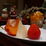 日本料理 幸庵 - 柿とコアントローゼリー、洋梨、苺のプレート