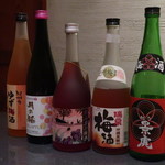 日本料理 幸庵 - 各種梅酒のボトルがずらりと