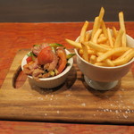 Ata - 猪の皮のサラダ フライドポテトと