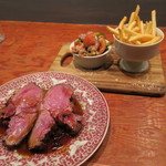 Ata - 猪のロースト＆猪の皮のサラダ フライドポテトと