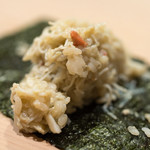 うを徳 - 2017.12 新潟村上松葉ガニの身と味噌を合わせた酢飯 海苔で巻いて