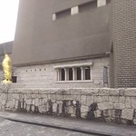 中華そば専門店 笠北 - お店(笠北)のすぐ前には田中美術館がありその先には井原市民会館が見えます(2017.12.20)