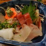 太郎 - 刺身盛りは鮮度も良くつまものに彩られています