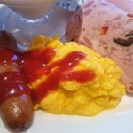 神戸屋キッチン - スクランブルエッグにソーセージ、ハム二種