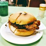 勝利茶餐室 - マカオ名物猪扒包！
      
      かと思ったら、鶏モモだった。トリカラビンボー！