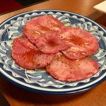 黒毛牛一頭買い 焼肉のすゞき - 牛生タン塩