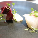 石巻産ヒラマサの藁焼き　ビーツのコンフィ　フロマージュブラン　桜チップの燻製　ビーツのソース　ビーツのパウダー