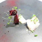 recte - 石巻産ヒラマサの藁焼き　ビーツのコンフィ　フロマージュブラン　桜チップの燻製　ビーツのソース　ビーツのパウダー