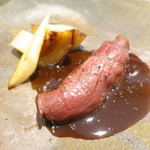 蝦夷鹿ロースのロースト　鹿肉のジュと赤ワインのソース　林檎のキャラメリゼと黄色い人参