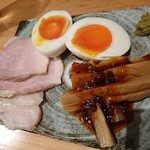 渦雷 - チャーシュー、メンマ、味玉