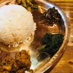 ネパールステーション - 下から右にタルカリ、サグ、グンドゥルックアチャール、ミックスアチャール