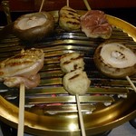 うかい鳥山 - 鶏二串　つくね　焼野菜三点（ジャガイモ、ししとう、ネギ）　追加：原木しいたけ