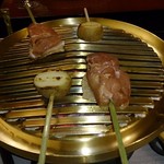 うかい鳥山 - 鶏二串　つくね　焼野菜三点（ジャガイモ、ししとう、ネギ）　追加：原木しいたけ