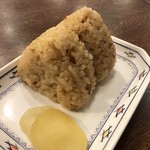 うどんの小麦冶 - 濃い味付けに見える かしわにぎり