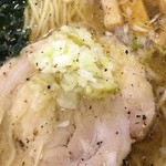 創彩麺家 野の実 - チャーシューもかなりデカ