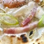 PIZZERIA Della Citta  - モッツアレラとベーコンが大変美味しそうです【料理】 