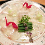 日本料理 太月 - 青森県産ヒラメの薄造り　ビーツ　胡瓜　葱　穂紫蘇と芽葱