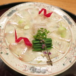 日本料理 太月 - 青森県産ヒラメの薄造り　ビーツ　胡瓜　葱　穂紫蘇と芽葱