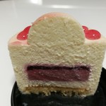 ショコラトリー・パティスリー ソリリテ - トンカ豆のエキゾチックな香りのホワイトチョコムースに、華やかなバラの香りとベリーの酸味