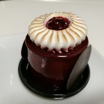 ショコラトリー・パティスリー ソリリテ - ラズベリー風味のチョコクリームとピスタチオクリーム、焼きメレンゲとベリージャム、アブソリュ540円