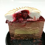 ショコラトリー・パティスリー ソリリテ - トロリと甘酸っぱいラズベリーのジュレと、華やかな酸味のラズベリー風味のチョコクリームがフルーティ