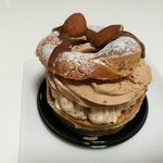 ショコラトリー・パティスリー ソリリテ - 濃厚なコクのプラリネカスタードと、ミルクチョコの軽やかなシャンティに香ばしいシューが幸せなハーモニー