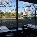 RIVER CAFE - 窓の向こうは大川と公園が広がっている