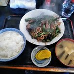 キッチンあべ - ニラレバ炒め（小ライス，みそ汁，漬物）