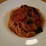 OSTERIA AL CORALLO - 牛や豚、鹿肉入りのトロリ濃厚なボロネーゼにジューシーな茄子が重なり、ときめく美味しさ