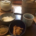 やげんぼり - ランチについてくるご飯、小鉢、じゃこなど。